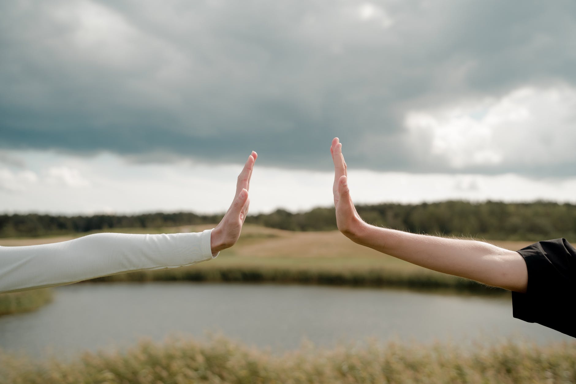 photo of distance between hands